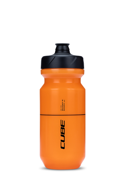 Die Cube CUBE Trinkflasche Flow 500 ist eine leuchtend orangefarbene Sportflasche mit schwarzem Schraubdeckel und Push-Pull-Ausgießer. Auf der Vorderseite ist "CUBE" senkrecht in schwarzer Schrift aufgedruckt - ideal für Workouts in ganz Niedersachsen.
