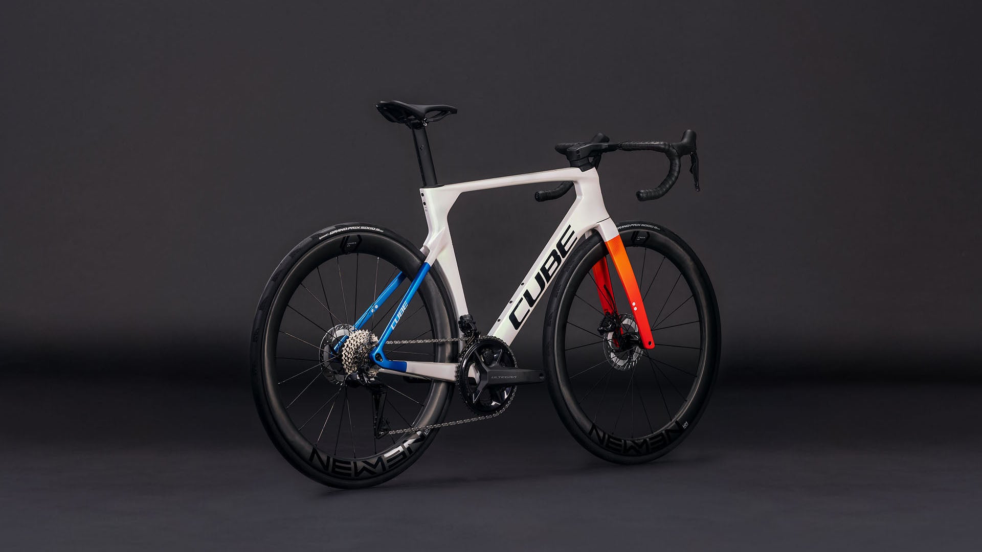 Produktbild: Cube Litening AERO C:68X Race teamline, Schrägansicht (schwarzer Hintergrund)