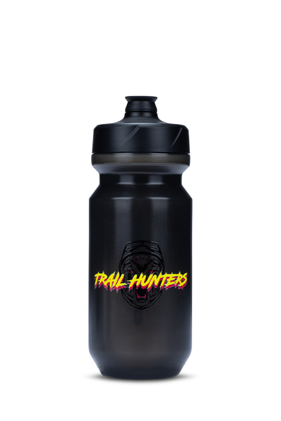 Die Cube CUBE Trinkflasche Flow 500 ist eine schwarze Sport-Trinkflasche mit schwarzem Verschluss, die mit einer Bärengrafik und dem gelb-pinken Schriftzug "TRAIL HUNTERS" versehen ist - ideal für Abenteurer in Goslar oder Göttingen.