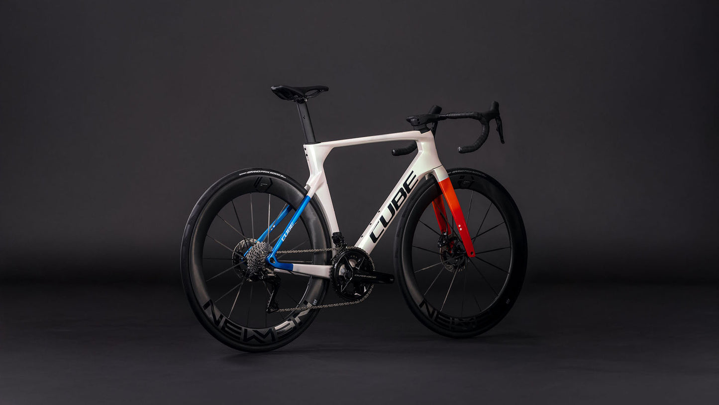 Produktbild: Cube Litening AERO C:68X SLT teamline, Schrägansicht (schwarzer Hintergrund)