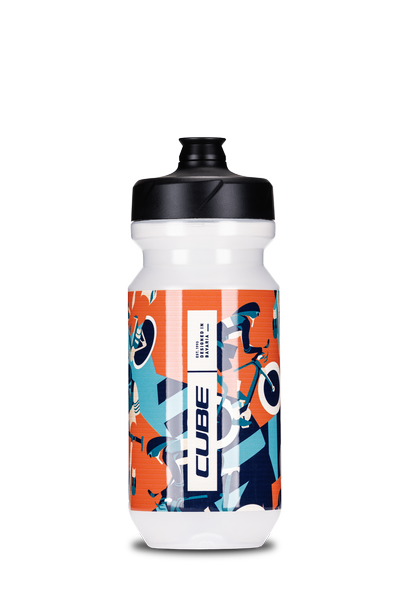 Die Cube Trinkflasche Flow 500 ist eine weiße Fahrradflasche mit schwarzem Deckel, farbenfrohen geometrischen Grafiken in Blau, Orange und Petrol und dem vertikal aufgedruckten Cube-Logo - ein stilvolles Accessoire, das von Fahrten rund um Göttingen inspiriert ist.