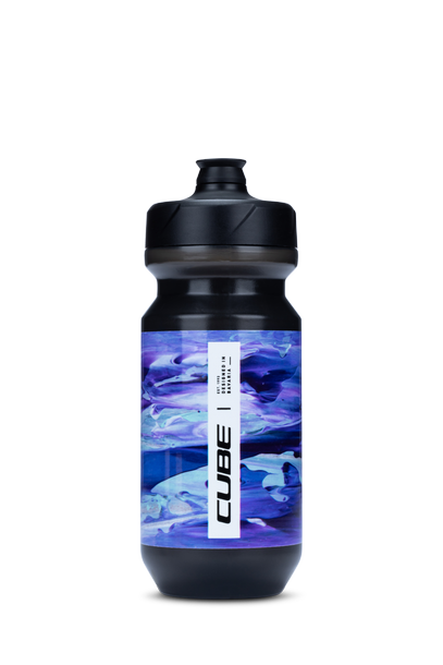 Die Cube CUBE Trinkflasche Flow 500 ist eine schwarz-lila Trinkflasche mit Swirl-Design, schwarzem Deckel und vertikalem weißem "CUBE"-Etikett - ideal für dein nächstes Abenteuer in Göttingen oder überall in Niedersachsen.