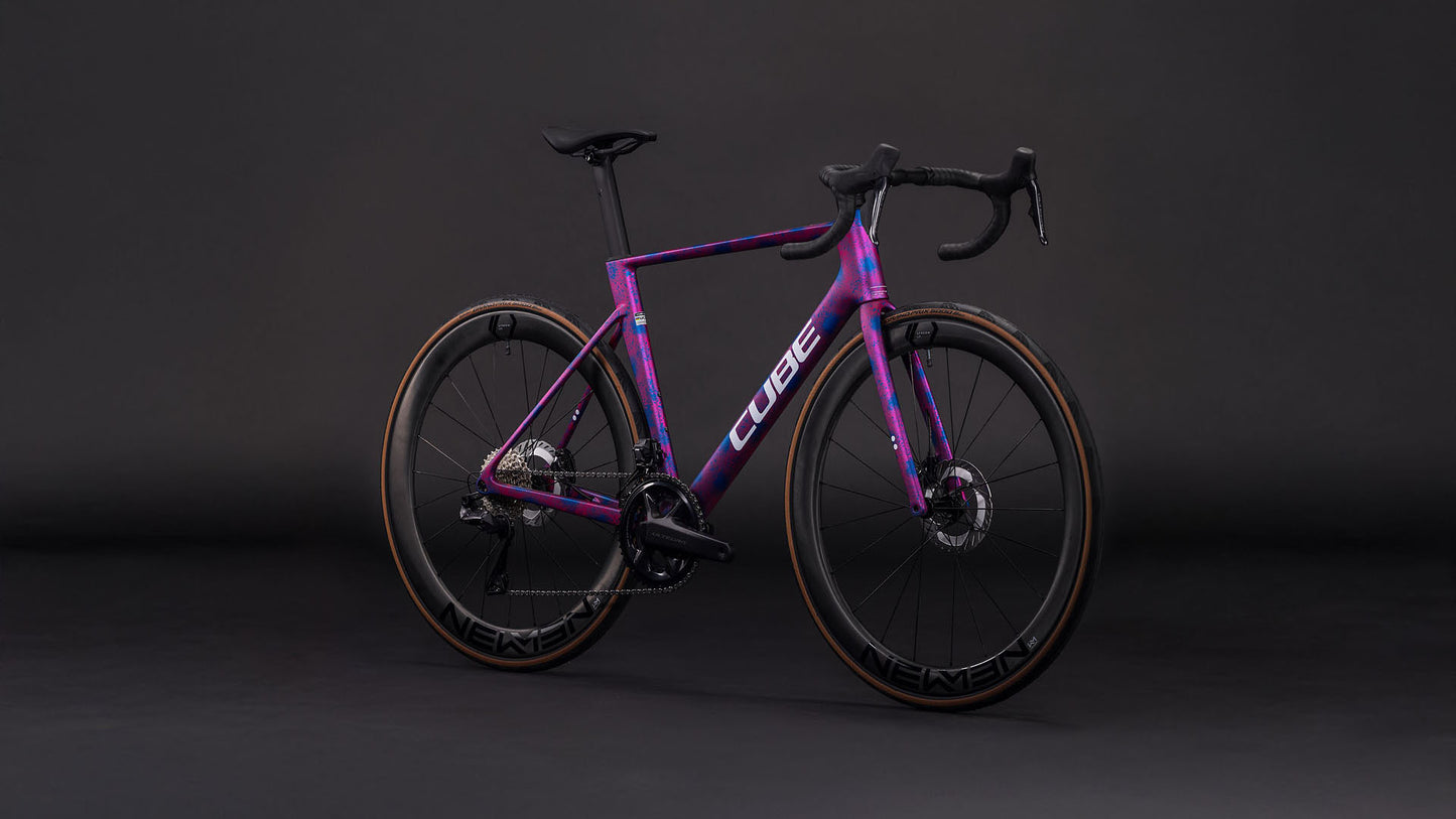 Produktbild: Cube Litening AIR C:68X Race dazzlepink´n´blue, Schrägansicht (schwarzer Hintergrund)