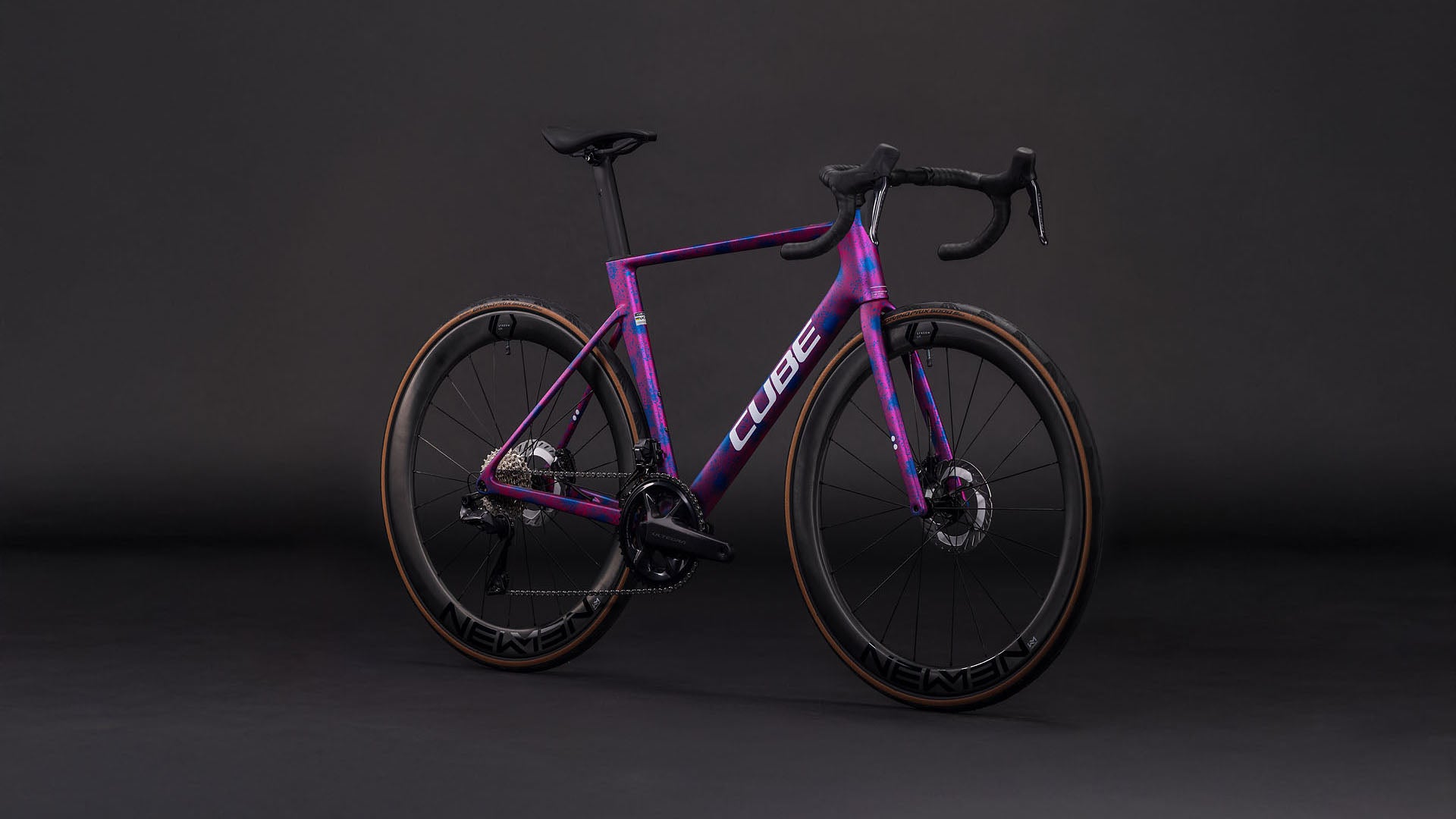 Produktbild: Cube Litening AIR C:68X Race dazzlepink´n´blue, Schrägansicht (schwarzer Hintergrund)