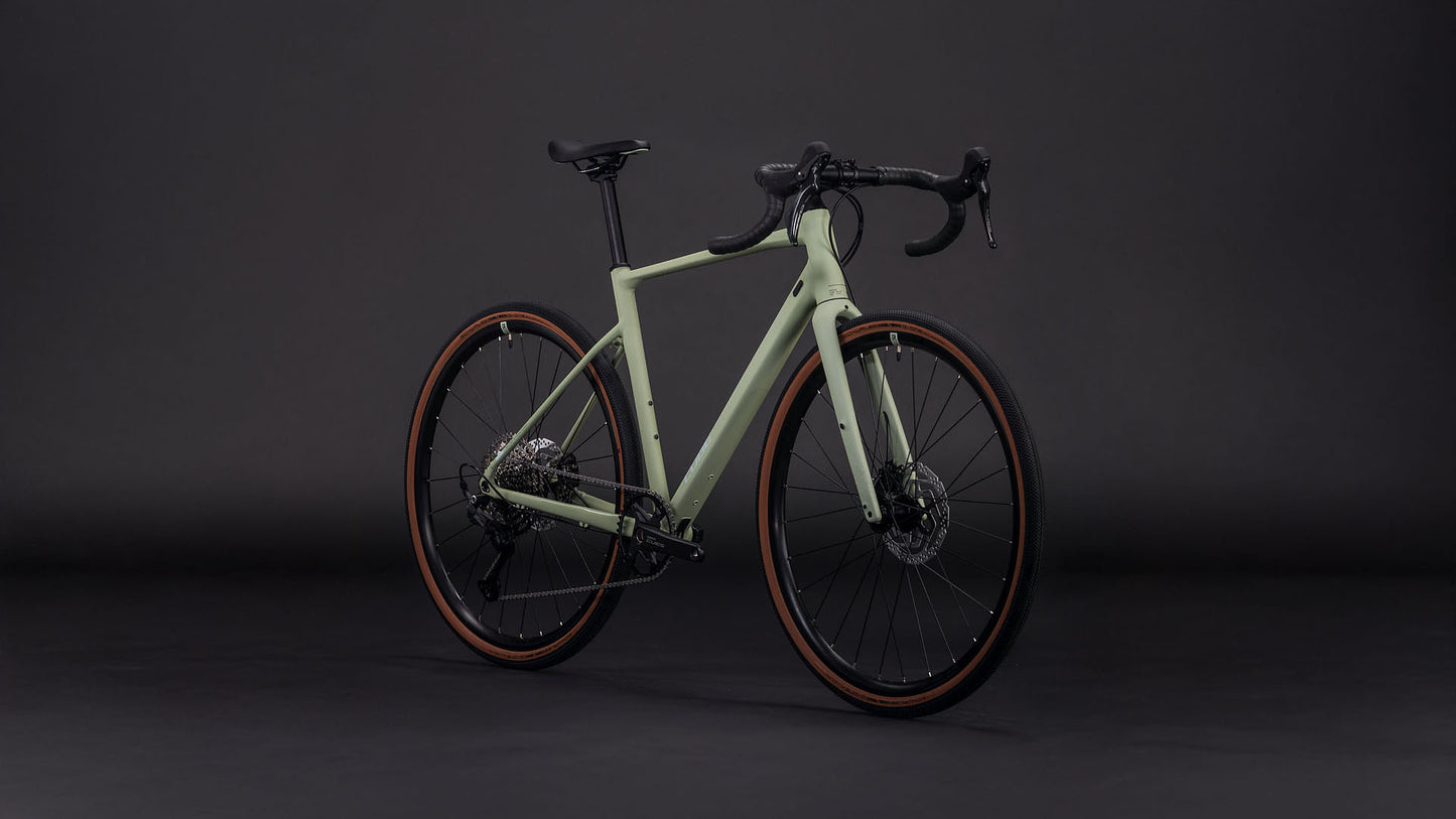 Produktbild: Cube Nuroad Pro pea´n´grey, Schrägansicht (schwarzer Hintergrund)
