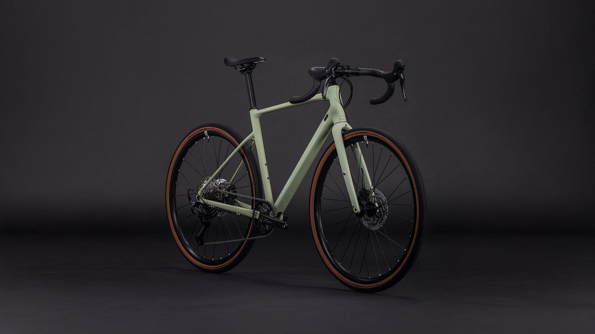 Produktbild: Cube Nuroad Pro pea´n´grey, Schrägansicht (schwarzer Hintergrund)