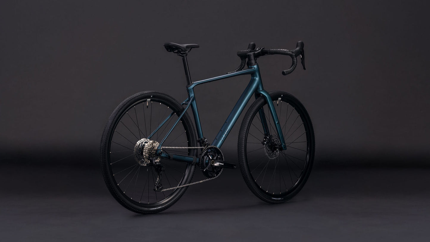 Produktbild: Cube Nuroad Race royalgreen´n´black, Schrägansicht (schwarzer Hintergrund)