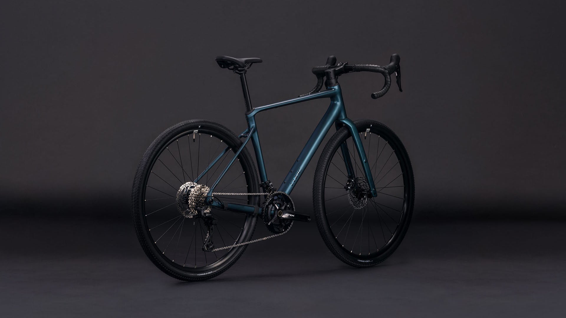 Produktbild: Cube Nuroad Race royalgreen´n´black, Schrägansicht (schwarzer Hintergrund)
