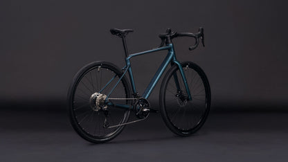 Produktbild: Cube Nuroad Race royalgreen´n´black, Schrägansicht (schwarzer Hintergrund)