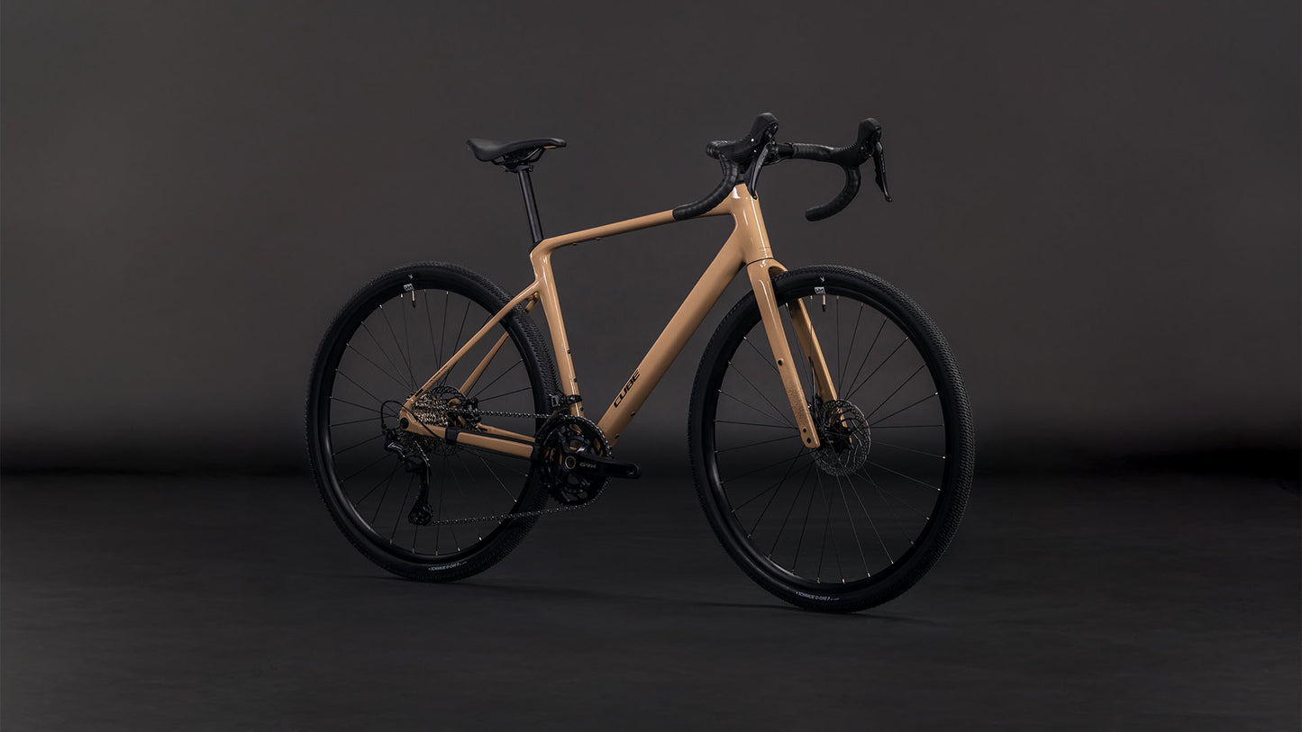 Produktbild: Cube Nuroad Race cappuccino´n´black, Schrägansicht (schwarzer Hintergrund)