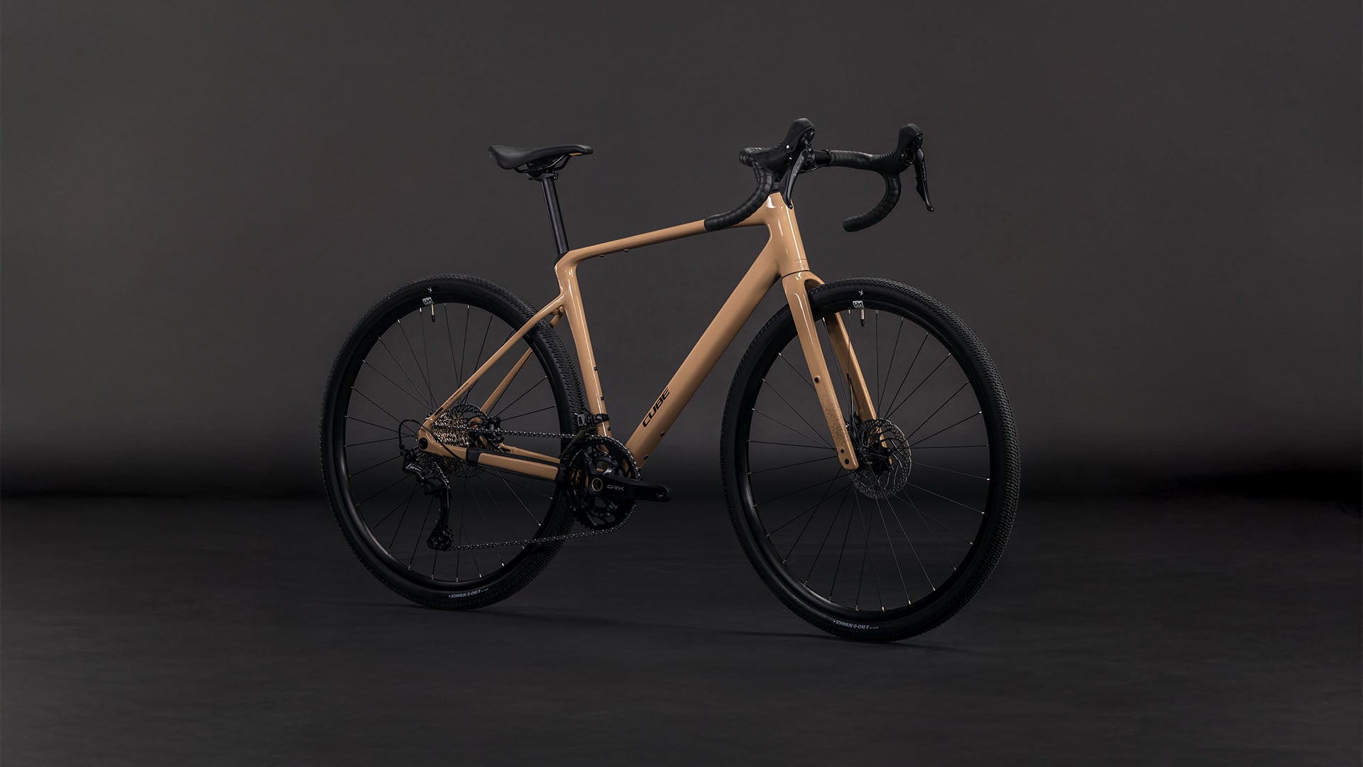 Produktbild: Cube Nuroad Race cappuccino´n´black, Schrägansicht (schwarzer Hintergrund)