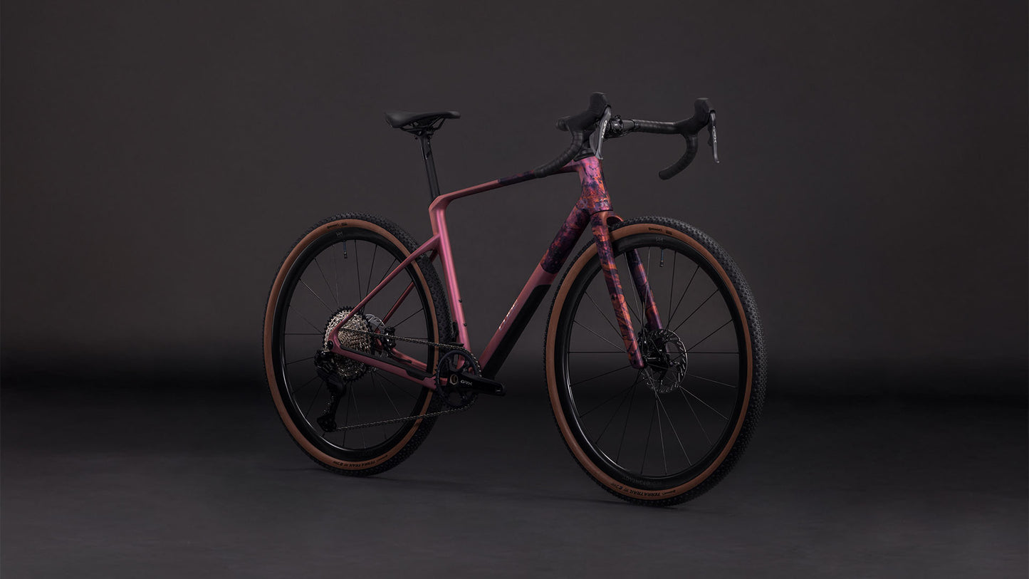 Produktbild: Cube Nuroad C:62 EX shiftblush´n´art, Schrägansicht (schwarzer Hintergrund)