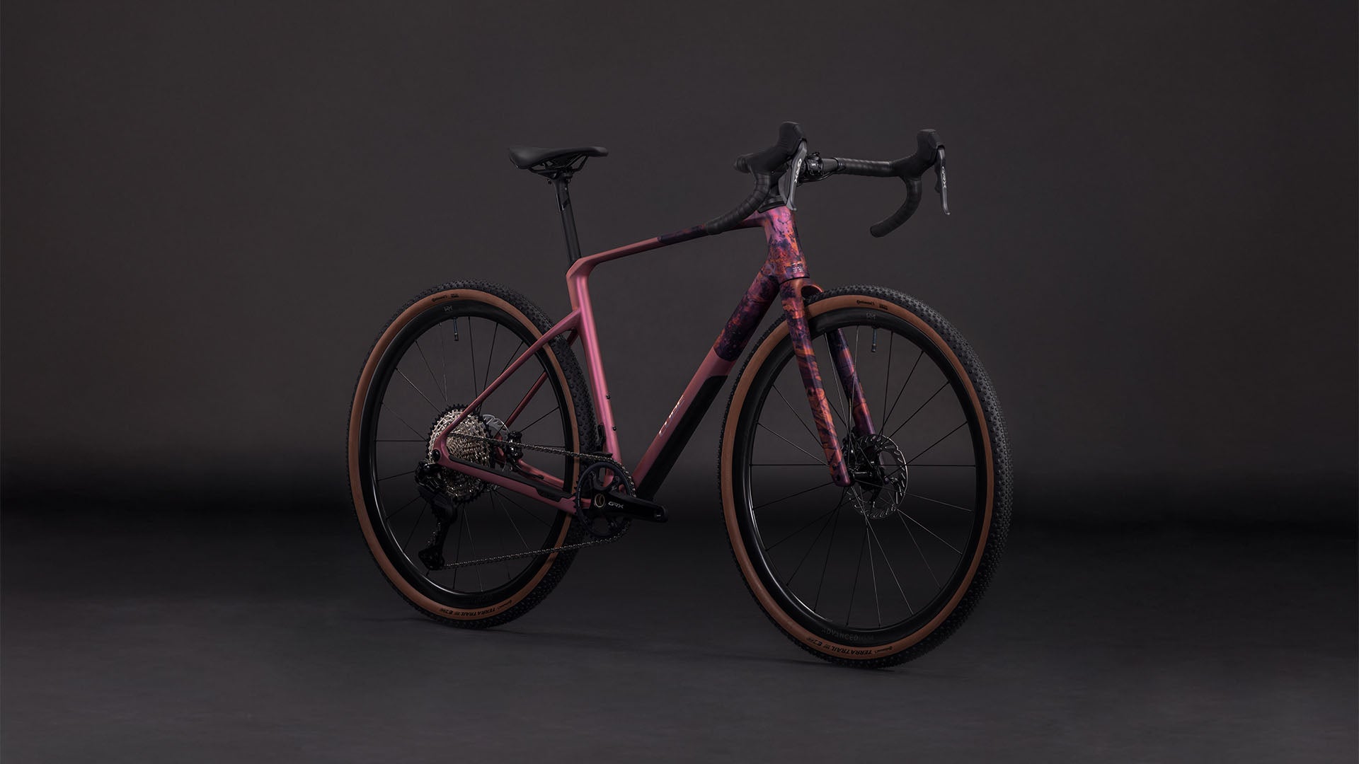 Produktbild: Cube Nuroad C:62 EX shiftblush´n´art, Schrägansicht (schwarzer Hintergrund)