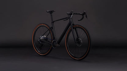 Produktbild: Cube Nuroad C:62 EXC carbon´n´crisscross, Schrägansicht (schwarzer Hintergrund)