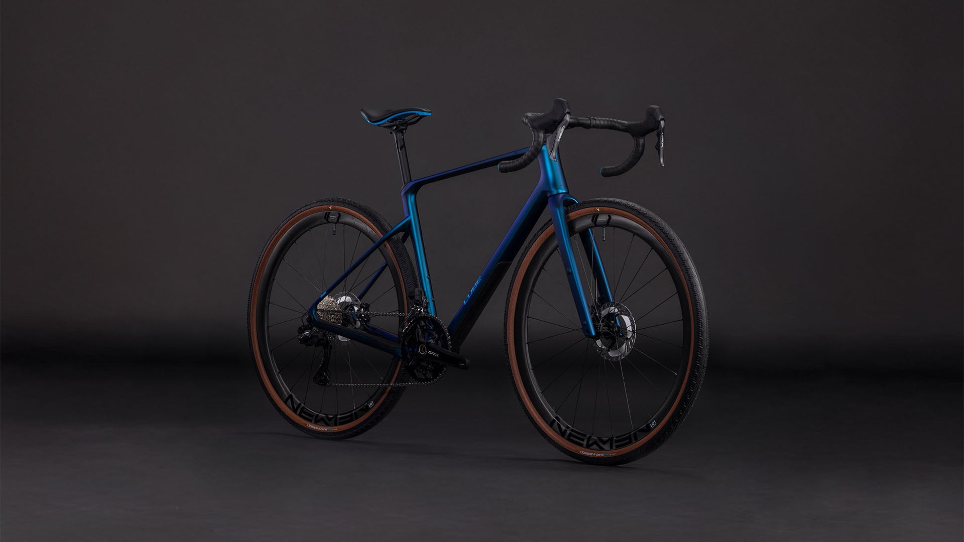 Produktbild: Cube Nuroad C:62 Race nebula´n´blue, Schrägansicht (schwarzer Hintergrund)