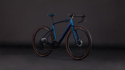 Produktbild: Cube Nuroad C:62 Race nebula´n´blue, Schrägansicht (schwarzer Hintergrund)