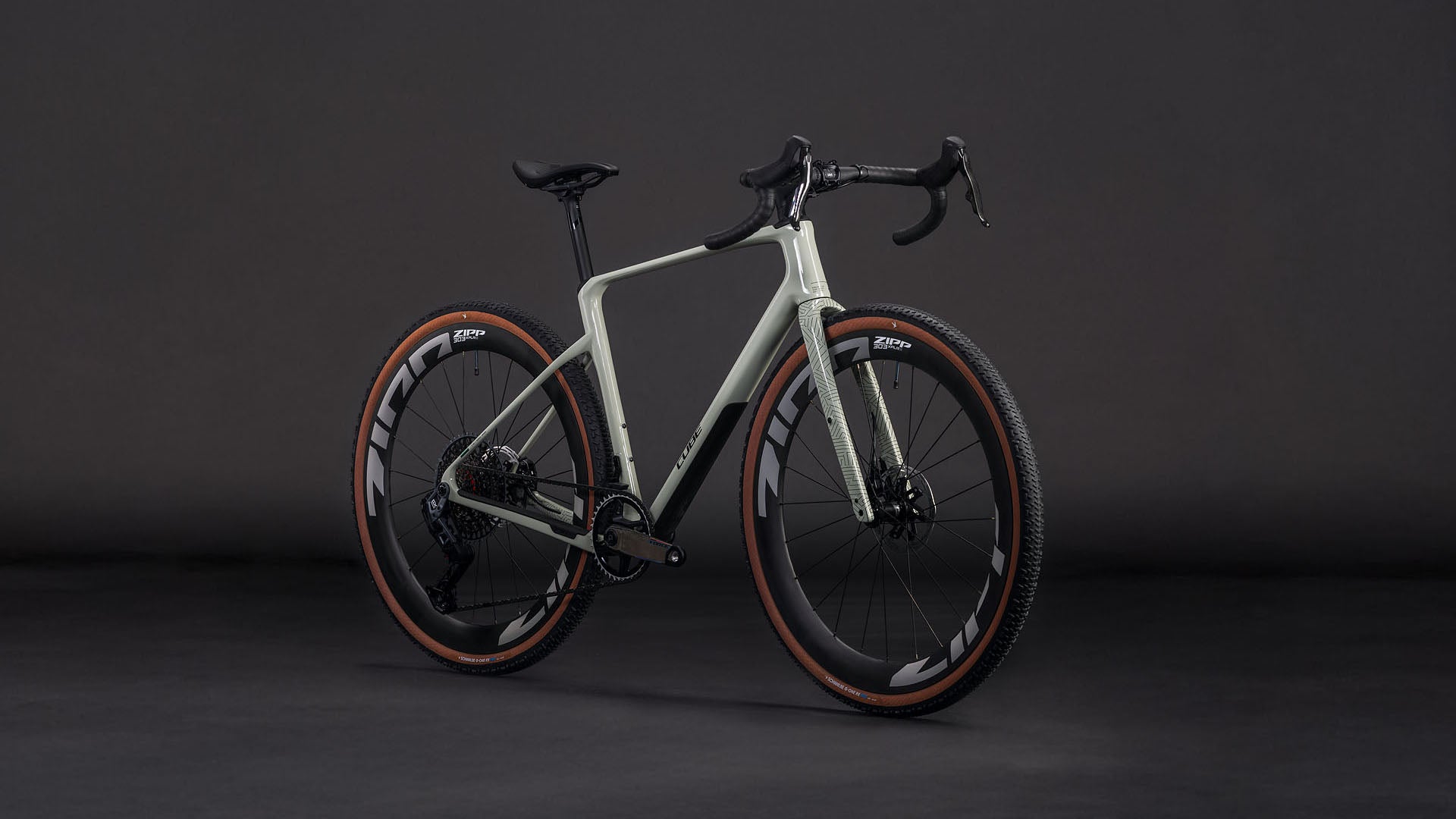 Produktbild: Cube Nuroad C:62 SLX reedbeige´n´chrome, Schrägansicht (schwarzer Hintergrund)