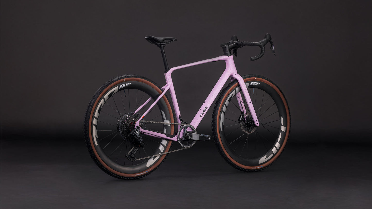 Produktbild: Cube Nuroad C:62 SLX rhodonite´n´orange, Schrägansicht (schwarzer Hintergrund)