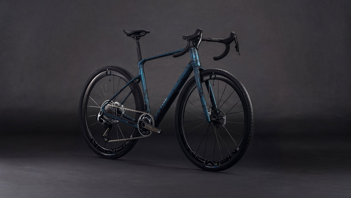 Produktbild: Cube Nuroad C:62 SLT royalgreen´n´fume, Schrägansicht (schwarzer Hintergrund)