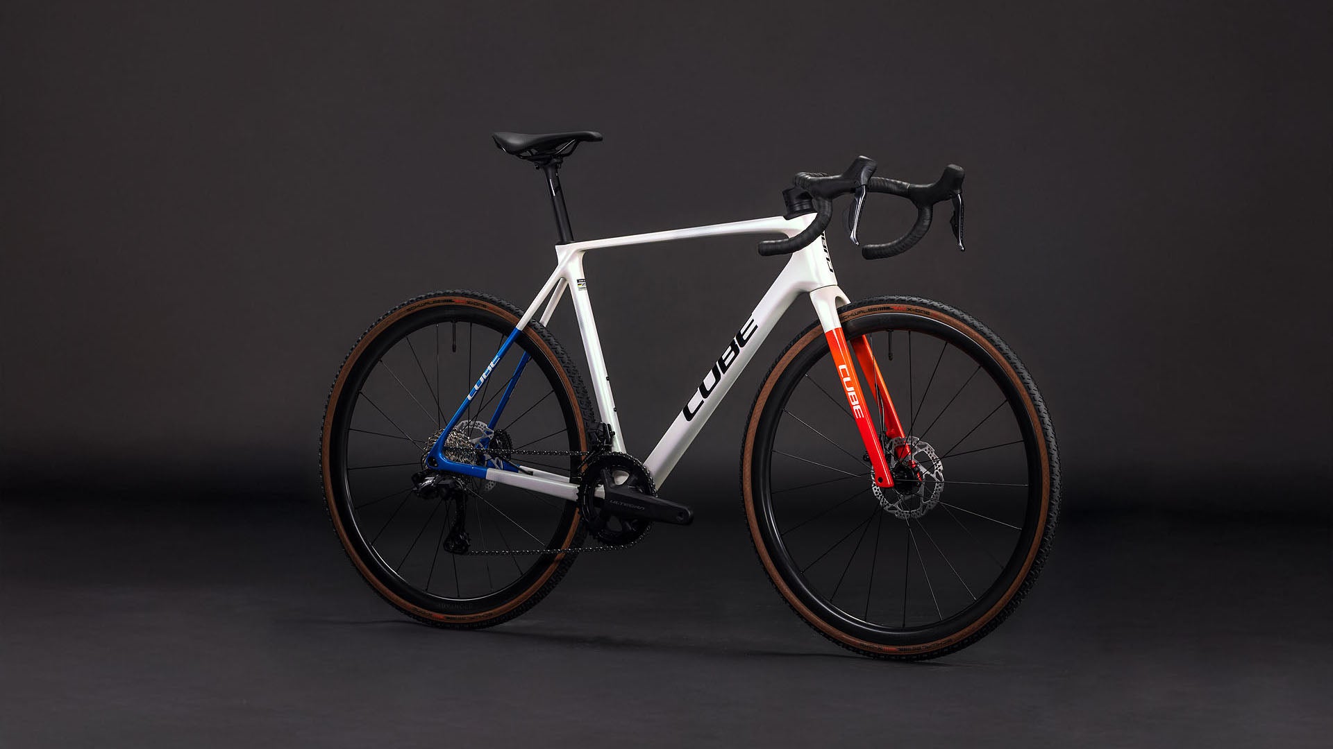 Produktbild: Cube Cross Race C:62 SLX teamline, Schrägansicht (schwarzer Hintergrund)