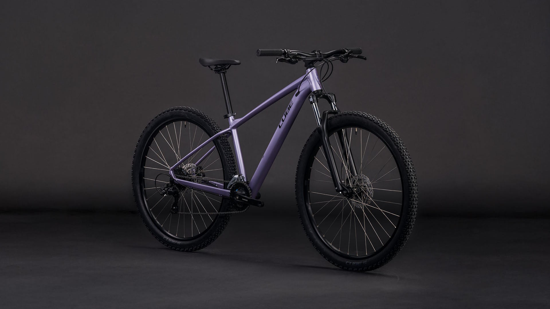 Produktbild: Cube Aim ONE lightpurple´n´chrome, Schrägansicht (schwarzer Hintergrund)