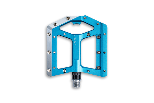 Das Cube CUBE Pedale SLASHER in Blau und Silber hat ein flaches, offenes Design mit großer Plattformfläche und mehreren Griffstiften, die auf einem grauen Hintergrund dargestellt sind.