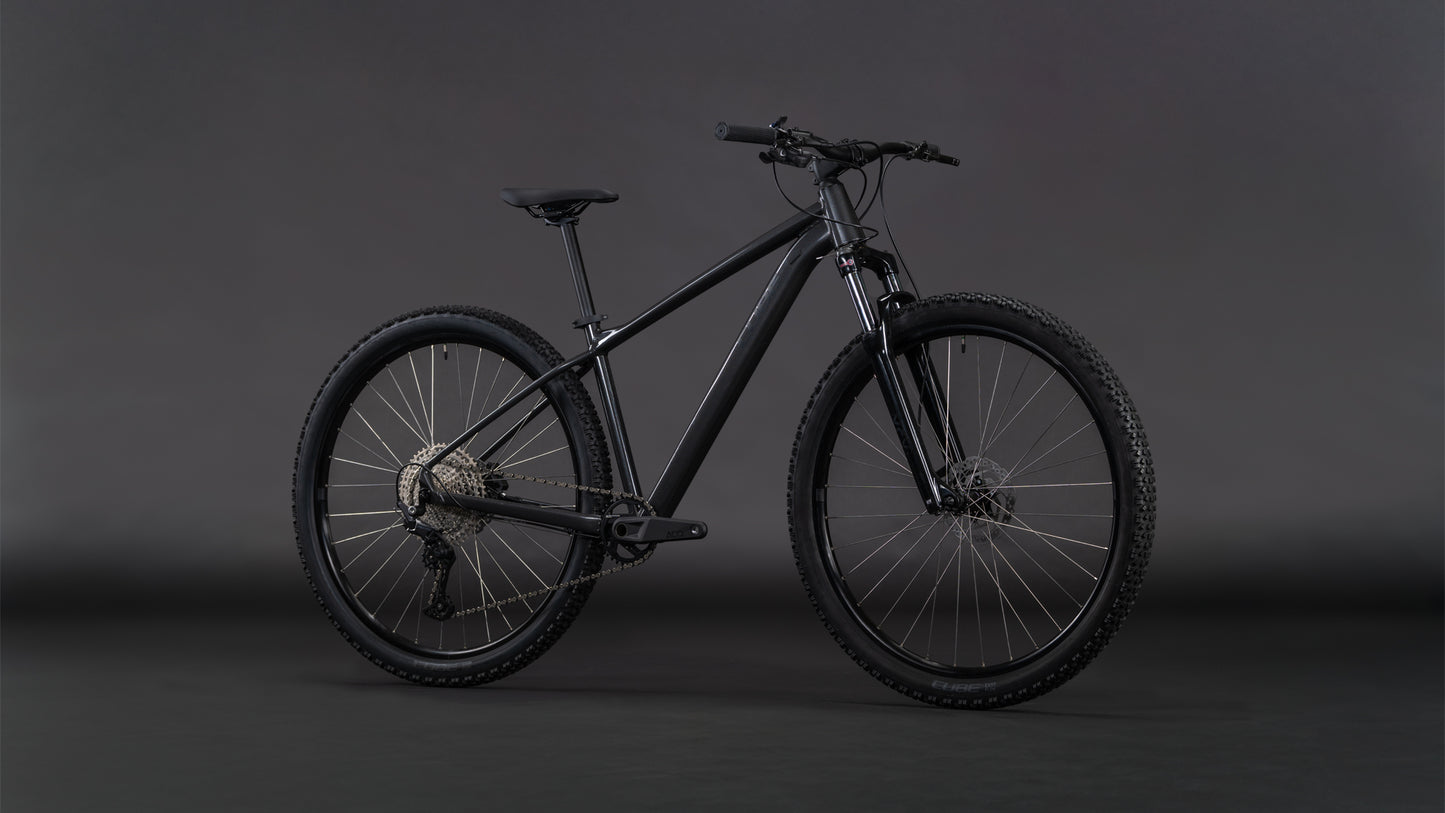 Produktbild: Cube Aim SLX slateblack´n´black, Schrägansicht (schwarzer Hintergrund)