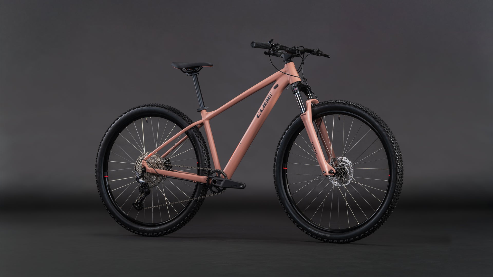 Produktbild: Cube Aim SLX blushrose´n´black, Schrägansicht (schwarzer Hintergrund)