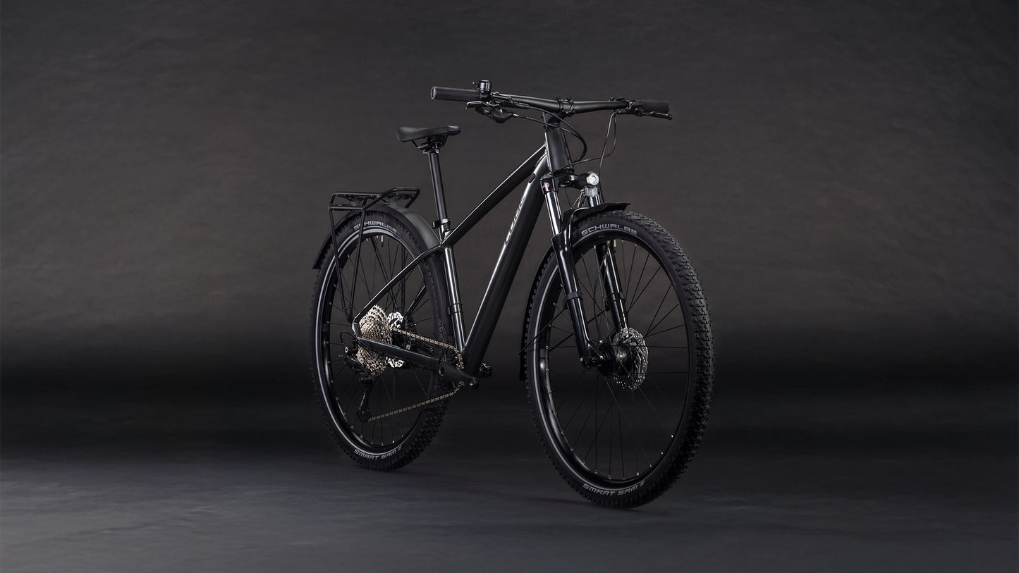 Produktbild: Cube Aim SLX FE slateblack´n´black, Schrägansicht (schwarzer Hintergrund)