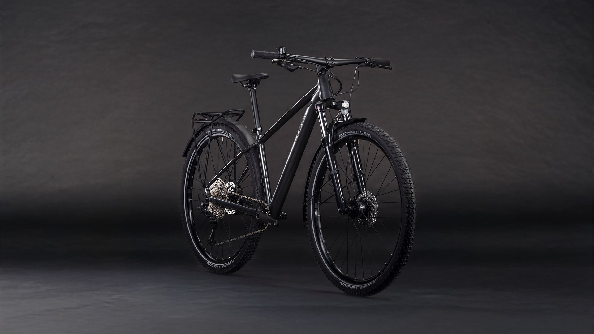 Produktbild: Cube Aim SLX FE slateblack´n´black, Schrägansicht (schwarzer Hintergrund)