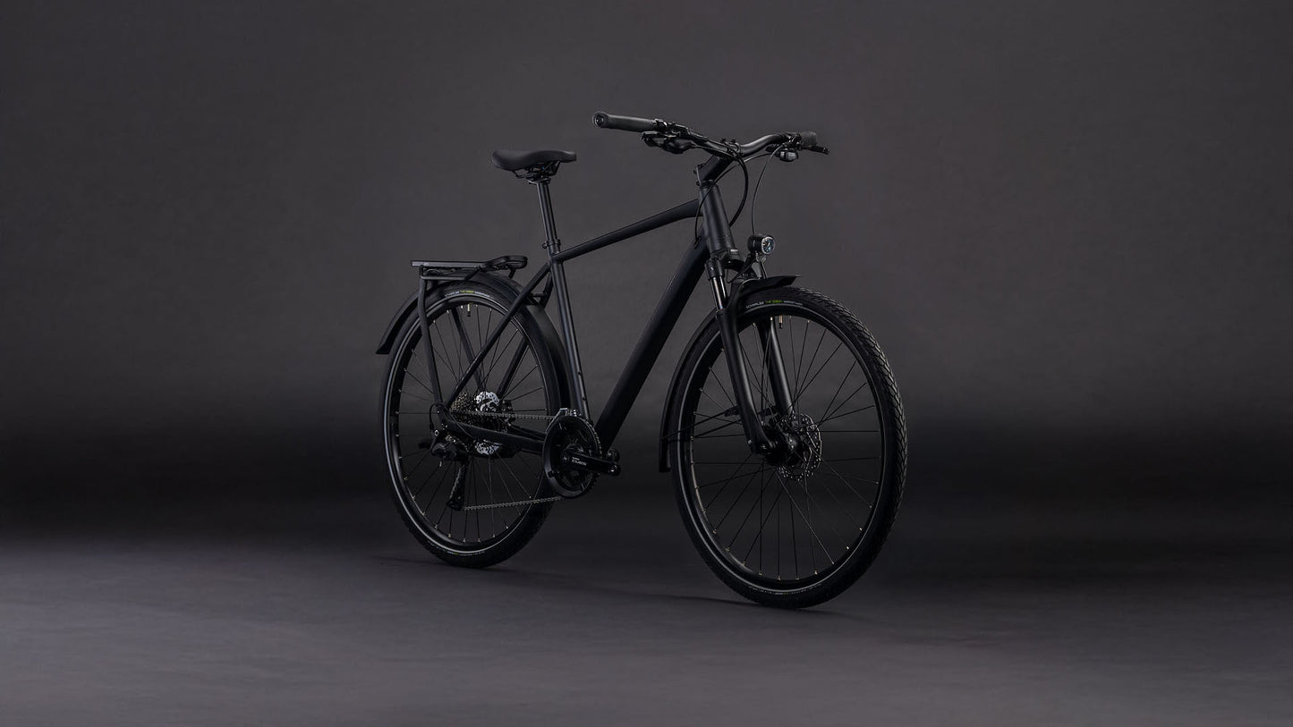 Produktbild: Cube Kathmandu Pro coal´n´black, Schrägansicht (schwarzer Hintergrund)