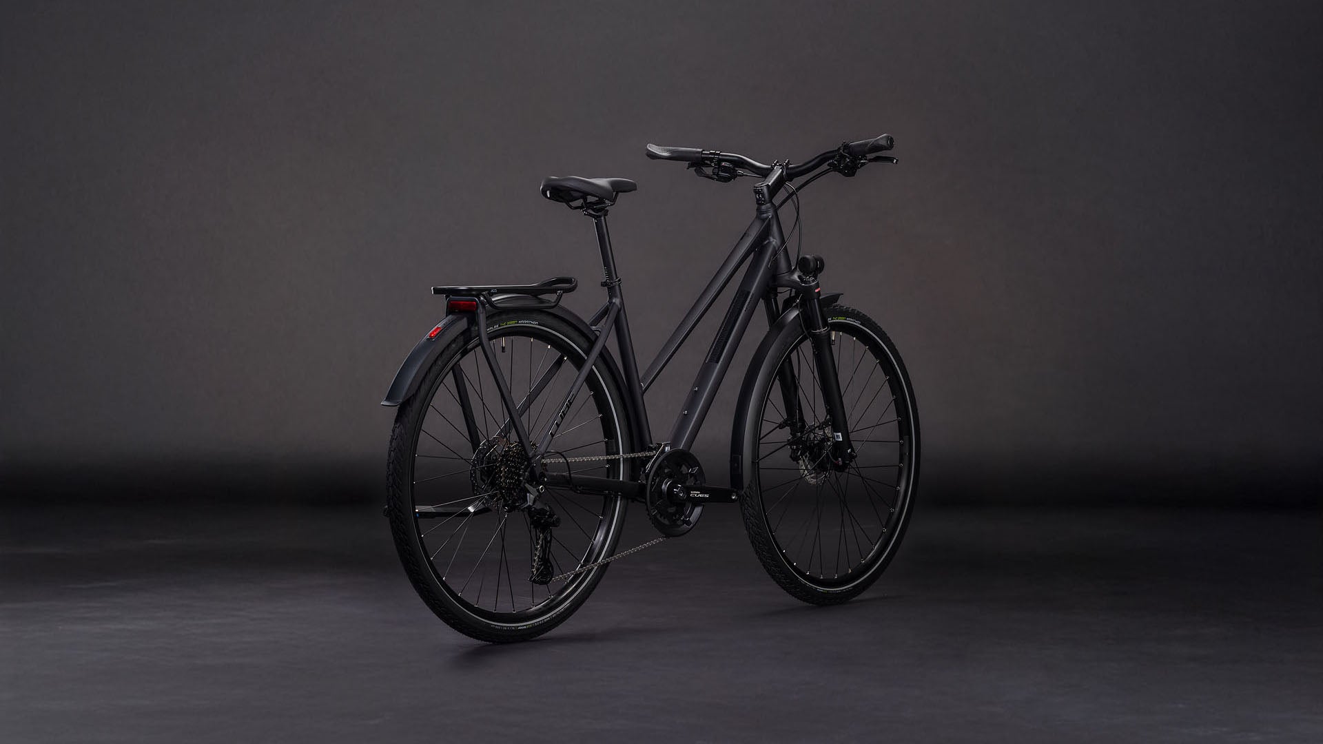 Produktbild: Cube Kathmandu Pro coal´n´black, Schrägansicht (schwarzer Hintergrund)