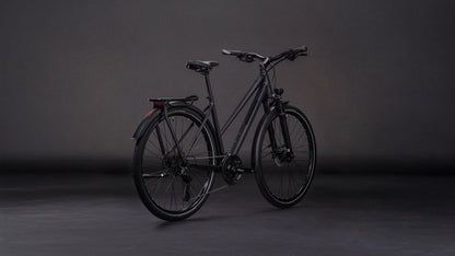 Produktbild: Cube Kathmandu Pro coal´n´black, Schrägansicht (schwarzer Hintergrund)