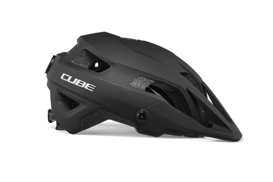 Der Cube Helm FRISK MTB Trail Helm in Mattschwarz mit MIPS-Technologie, mehreren Belüftungsöffnungen und einem verlängerten Visier wird von der Seite auf weißem Hintergrund gezeigt.