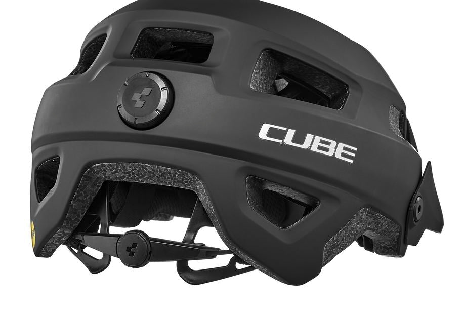 Nahaufnahme der Rückseite eines schwarzen CUBE Helm FRISK / MTB Trail Helm von Cube mit Belüftungslöchern, einem Einstellrad mit Natural Fit System und dem weißen Cube Logo.