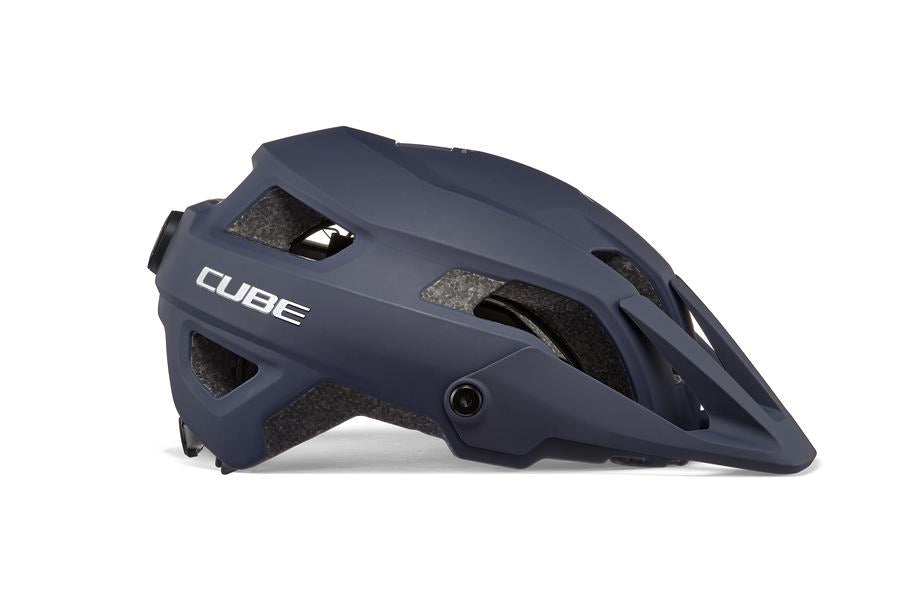 Der Cube Helm FRISK MTB Trail Helm in mattem Dunkelblau verfügt über große Belüftungsöffnungen, ein Visier und die fortschrittliche MIPS-Technologie für zusätzliche Sicherheit, hier in der Seitenansicht.