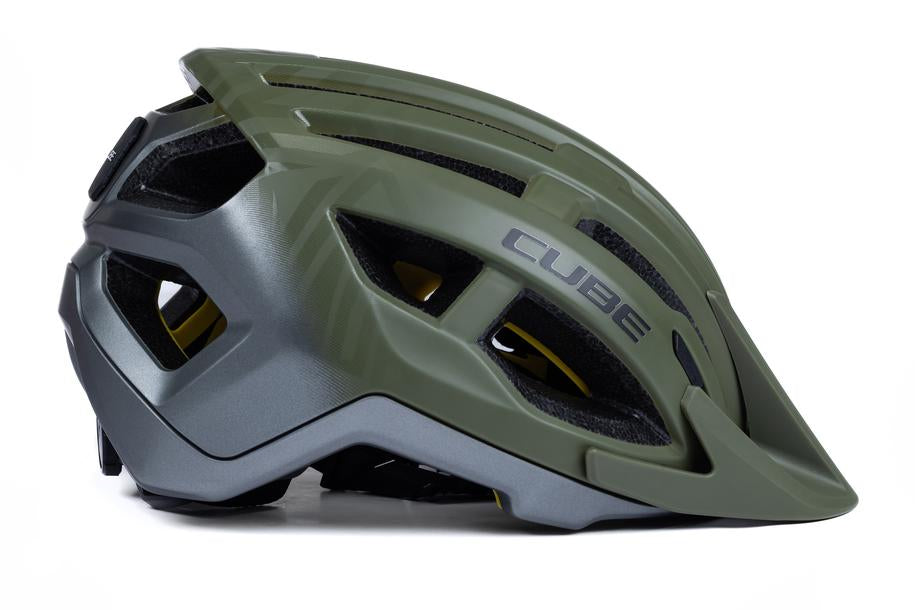 Ein Cube CUBE Helm OFFPATH grün / MTB Race Helm, mit mattem olivgrünem und grauem Finish, mehreren Belüftungsöffnungen, Double-In-Mould-Konstruktion und Visier, wird von der Seite vor einem weißen Hintergrund gezeigt.
