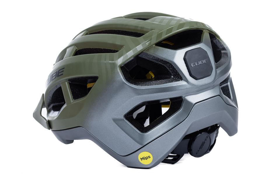 Der Cube CUBE Helm OFFPATH grün / MTB-Rennhelm verfügt über eine Double-In-Mould-Konstruktion, MIPS-Sicherheit, mehrere Belüftungsöffnungen und ein verstellbares hinteres Einstellrad für die Größenanpassung, in einem stylischen grün-grauen Design.