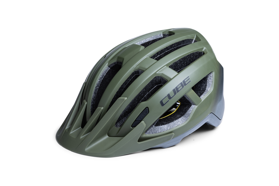 Der CUBE Helm OFFPATH grün / MTB Race Helm von Cube hat ein mattes grünes Finish, schwarze Belüftungsschlitze und Innenpolsterung, Double-In-Mould-Konstruktion für Langlebigkeit und ein auffälliges CUBE Branding. Er wird auf einem schlichten weißen Hintergrund angezeigt.