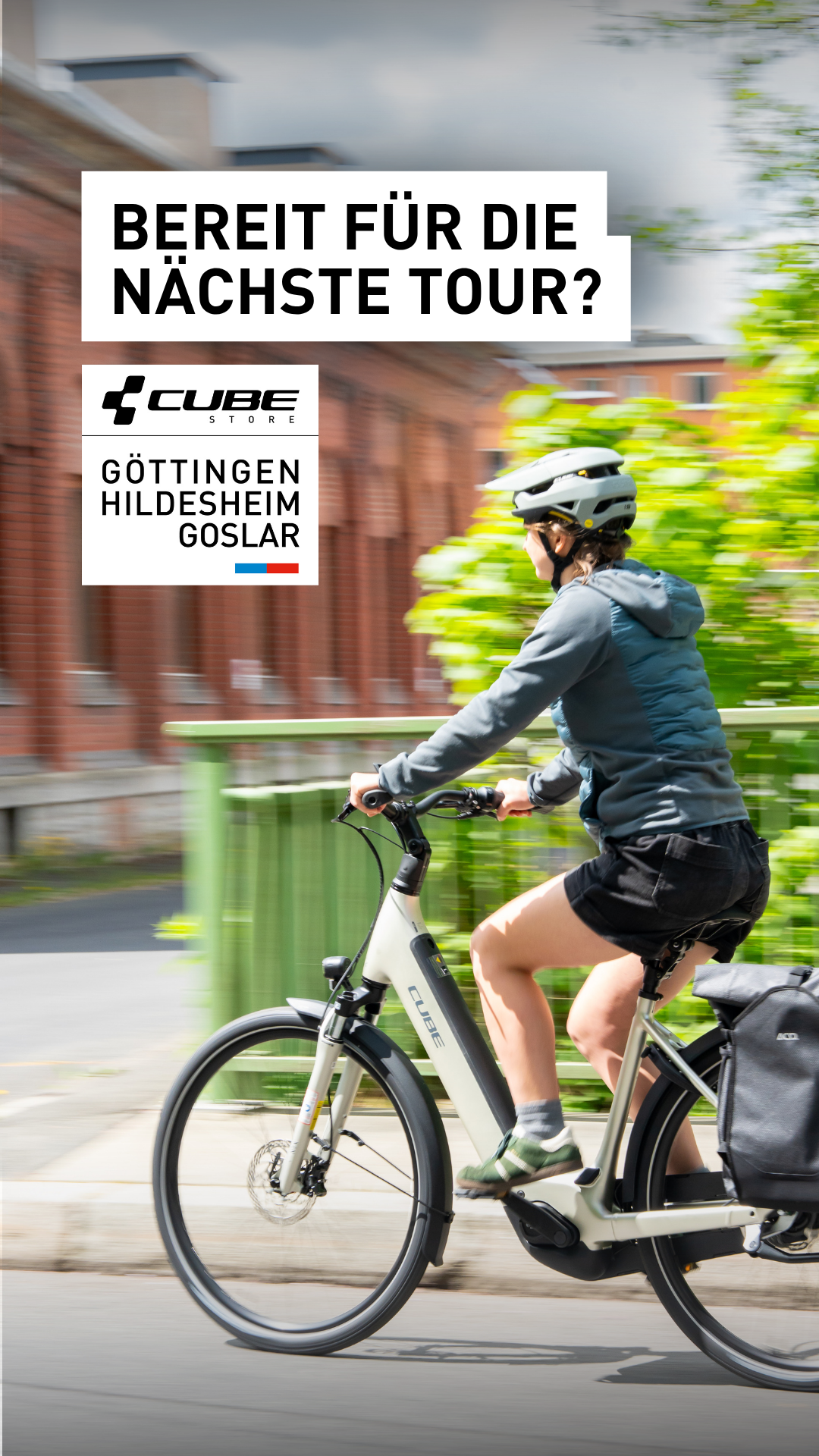 Radfahrerin auf e-Bike die schnell faehrt