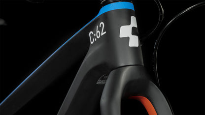 Nahaufnahme des CUBE Elite 240 C:62 Pro carbon'n'blue'n'red 2024 von CUBE, einem mattschwarzen Vollcarbon-Race-Mountainbike-Rahmen mit weißem C:62, geometrischem Logo und blau/roten Akzenten auf schwarzem Grund.