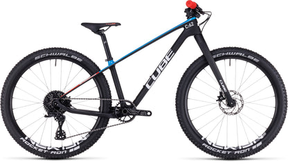 Das CUBE Elite 240 C:62 Pro carbon'n'blue'n'red 2024 ist ein schwarzes Mountainbike mit Schwalbe Rocket Ron-Reifen, blauen und roten Oberrohr-Akzenten, flachen Lenkern mit roten Griffen, hydraulischen Scheibenbremsen und einem minimalistischen Vollcarbonrahmen.