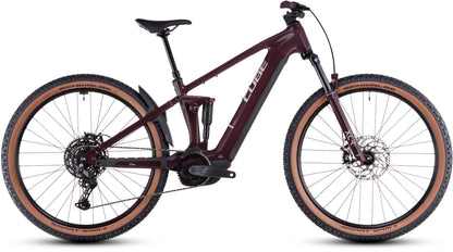 Das CUBE Stereo Hybrid ONE22 Pro 800 (2025) in amarone'n'grey mit schrägem Oberrohr, Bosch CX-Antrieb, Vollfederung, breiten hellbraunen Reifen und Cube-Branding wird von der Seite auf weißem Hintergrund gezeigt.