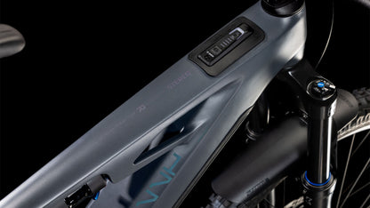 Nahaufnahme des CUBE Stereo Hybrid ONE77 HPC Race 800 slapgrey'n'prism 2025 Rahmens. Hervorzuheben sind das mattgraue Oberrohr mit integrierter Elektronik, die Federgabel und der Lenkervorbau vor einem schwarzen Hintergrund.