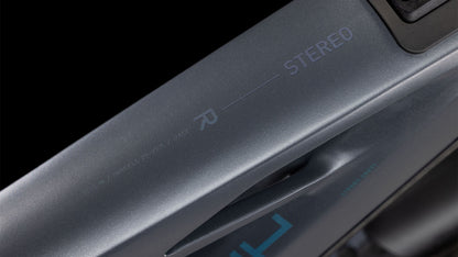 Nahaufnahme des CUBE Stereo Hybrid ONE77 HPC Race 800 (slapgrey'n'prism, 2025) Rahmens mit STEREO- und R-Logo. Das glatte, matte Finish reflektiert subtil das Licht und zeigt die fortschrittliche technische Integration wie den Bosch CX-Motor.