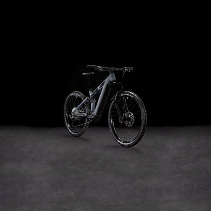 Das CUBE Stereo Hybrid ONE77 HPC Race 800 slapgrey'n'prism 2025, ein modernes Mountainbike mit dicker Bereifung und einem leistungsstarken Bosch CX-Motor, wird vor einem dunklen, minimalistischen Hintergrund in Szene gesetzt.