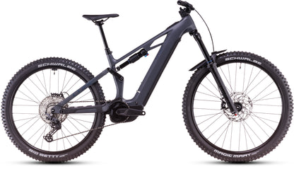 Das CUBE Stereo Hybrid ONE77 HPC Race 800 slapgrey'n'prism 2025 ist ein modernes schwarzes Elektro-Mountainbike mit dicken Reifen, Vorder- und Hinterradfederung, Bosch CX Motor, Scheibenbremsen, eingebautem Akku und sichtbarer Verkabelung in der Seitenansicht vor weißem Hintergrund.
