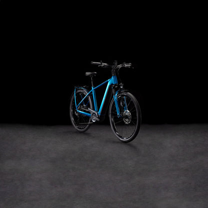 Das CUBE Kathmandu Hybrid EX 800 electricblue´n´chrome 2025 mit stabilem Rahmen, dicken Reifen und hydraulischen Scheibenbremsen wird vor einem dunklen, minimalistischen Hintergrund präsentiert.
