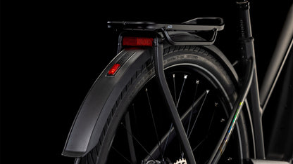 Nahaufnahme des Hinterrads des CUBE Cube Kathmandu Hybrid EXC 800 black'n'prism Trapeze 2025 mit Schutzblech, Gepäckträger, zwei roten Reflektoren und einer Shimano XT Schaltung vor schwarzem Hintergrund.