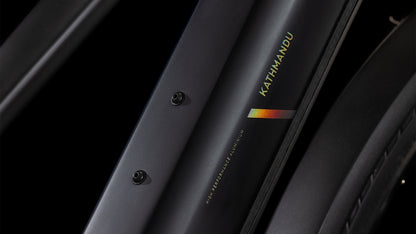 Nahaufnahme des CUBE Kathmandu Hybrid EXC 800 black'n'prism Trapeze 2025 Rahmens mit goldenem KATHMANDU und weißem HIGH PERFORMANCE ALUMINIUM, Prismenakzent, zwei Schraubenhalterungen und Top-Technik wie Shimano XT Schaltung für reibungslose Fahrten.